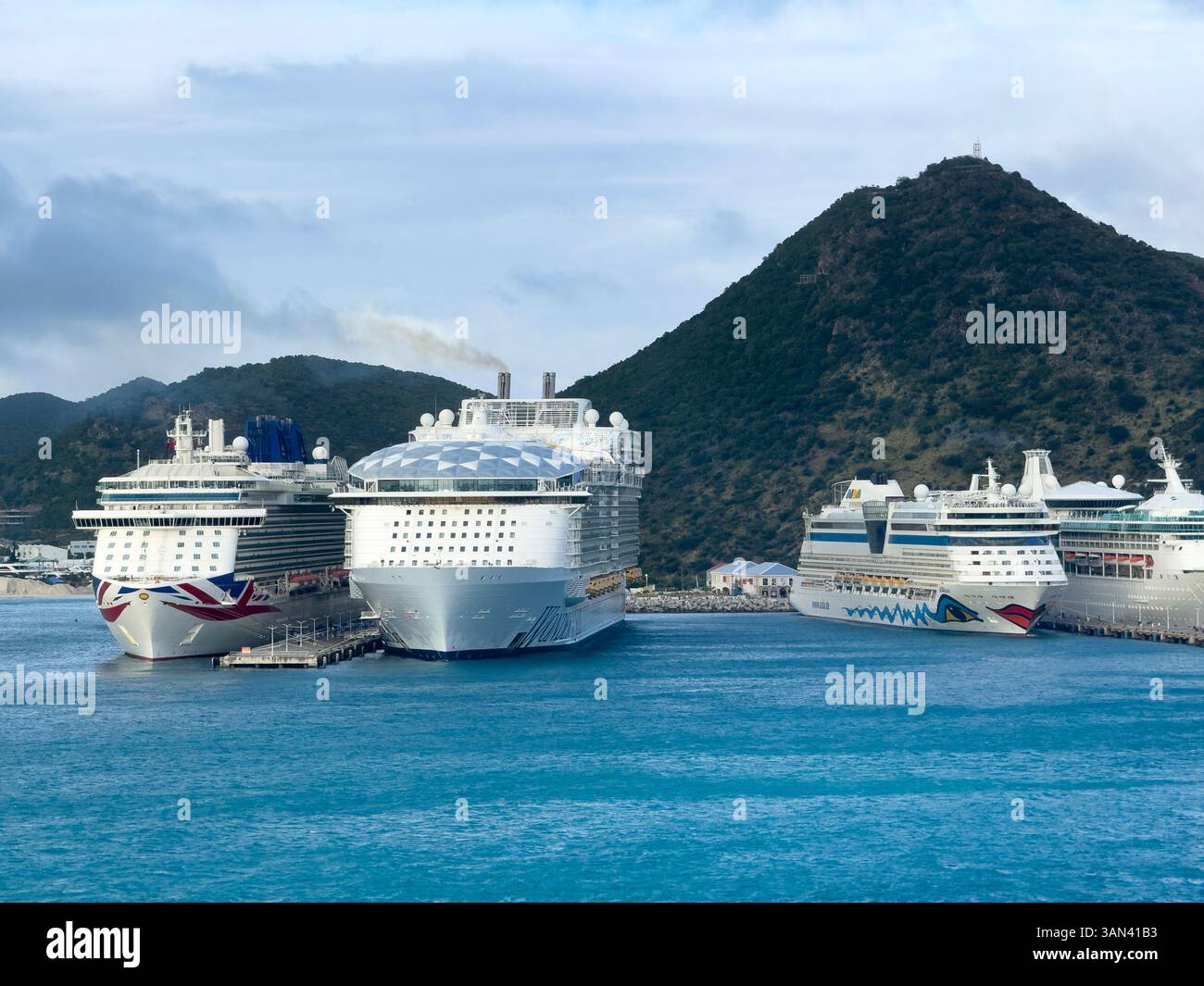 Bateaux de croisière amarrés à St Maarten dans les Caraïbes Banque D'Images
