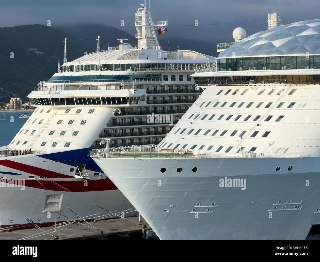 Bateaux de croisière amarrés à St Maarten dans les Caraïbes Banque D'Images