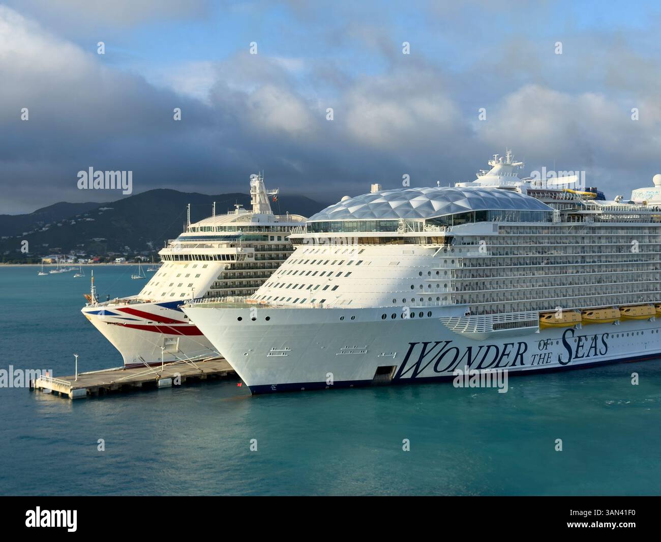 Bateaux de croisière amarrés à St Maarten dans les Caraïbes Banque D'Images