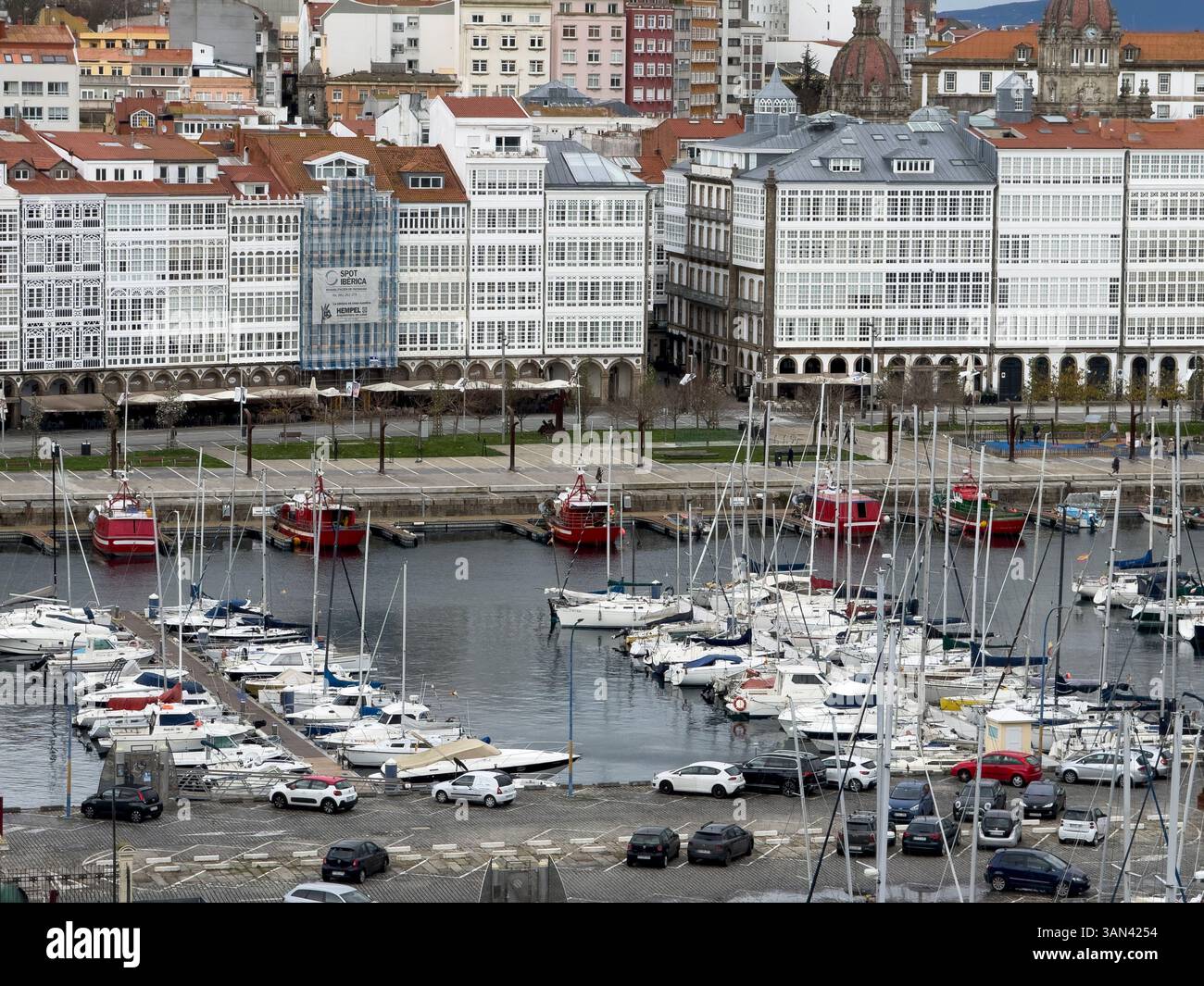 Façades de maison décoratives sur la promenade du port dans le centre historique de la Corogne, Espagne Banque D'Images