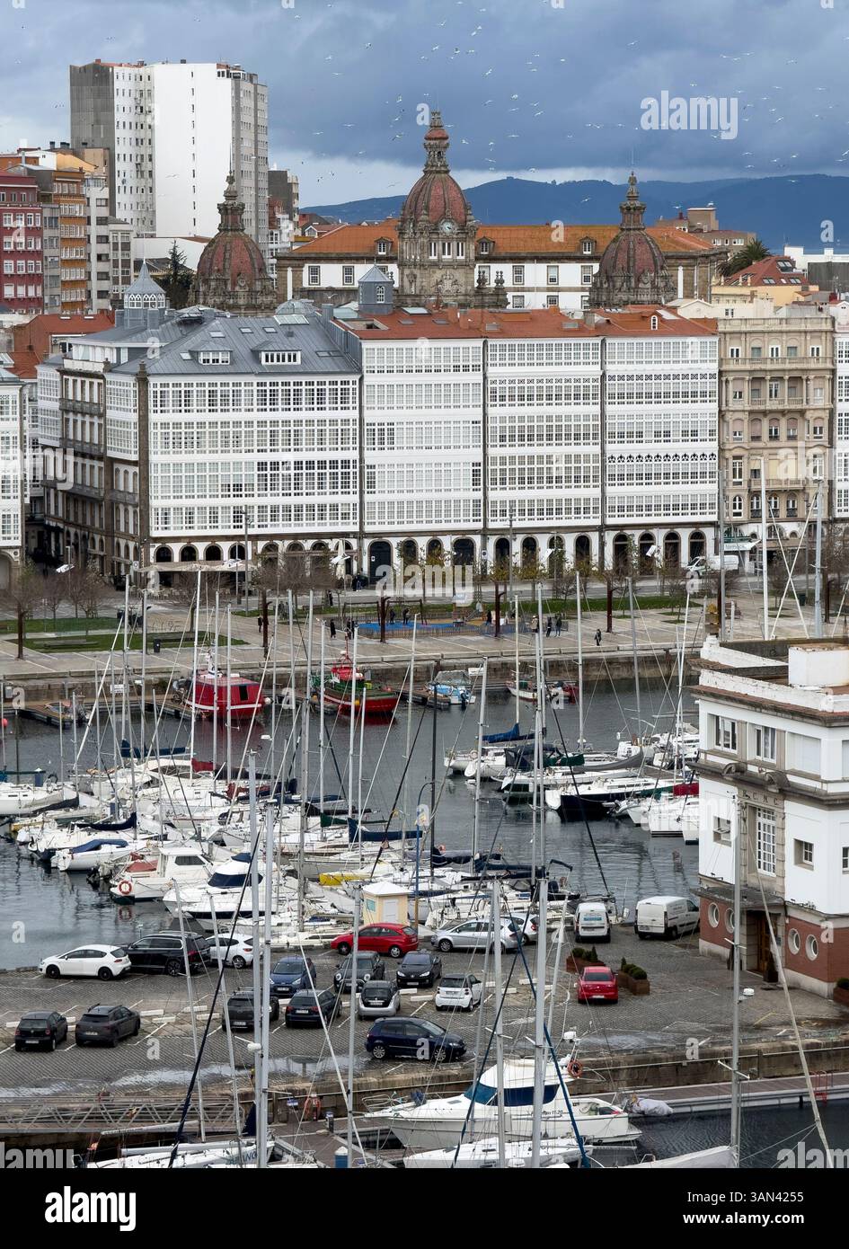Façades de maison décoratives sur la promenade du port dans la ville historique, la Corogne, Espagne Banque D'Images