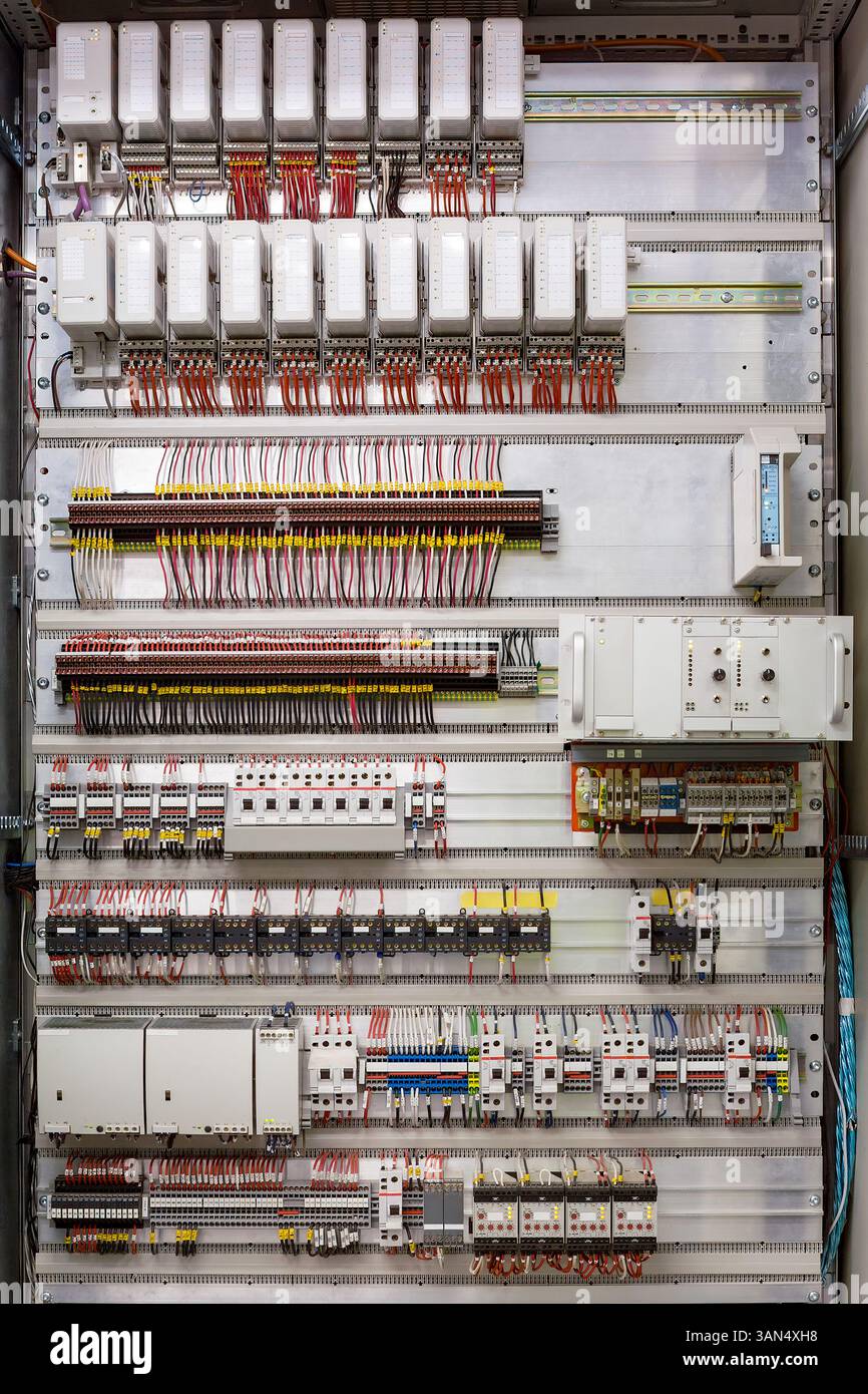 Disposition détaillée d'un tableau électrique présentant divers composants et câblage utilisés dans les systèmes électriques Banque D'Images
