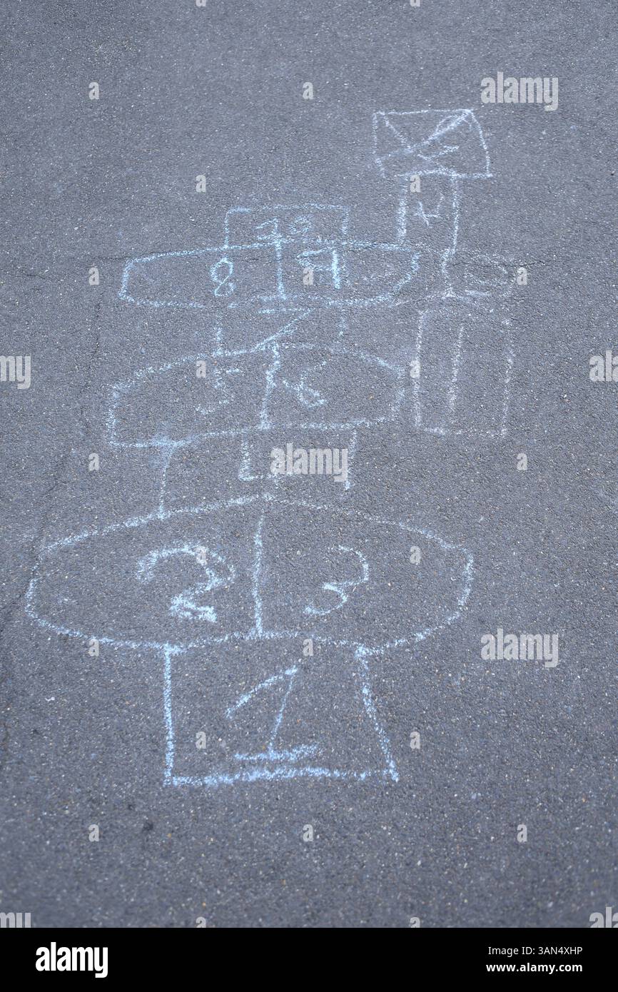 Houblon scotch numéros de craie sur un terrain de jeu tarmac - concept de jeu pour enfants numératie compter le nombre d'écoles primaires mathématiques mathématiques Banque D'Images