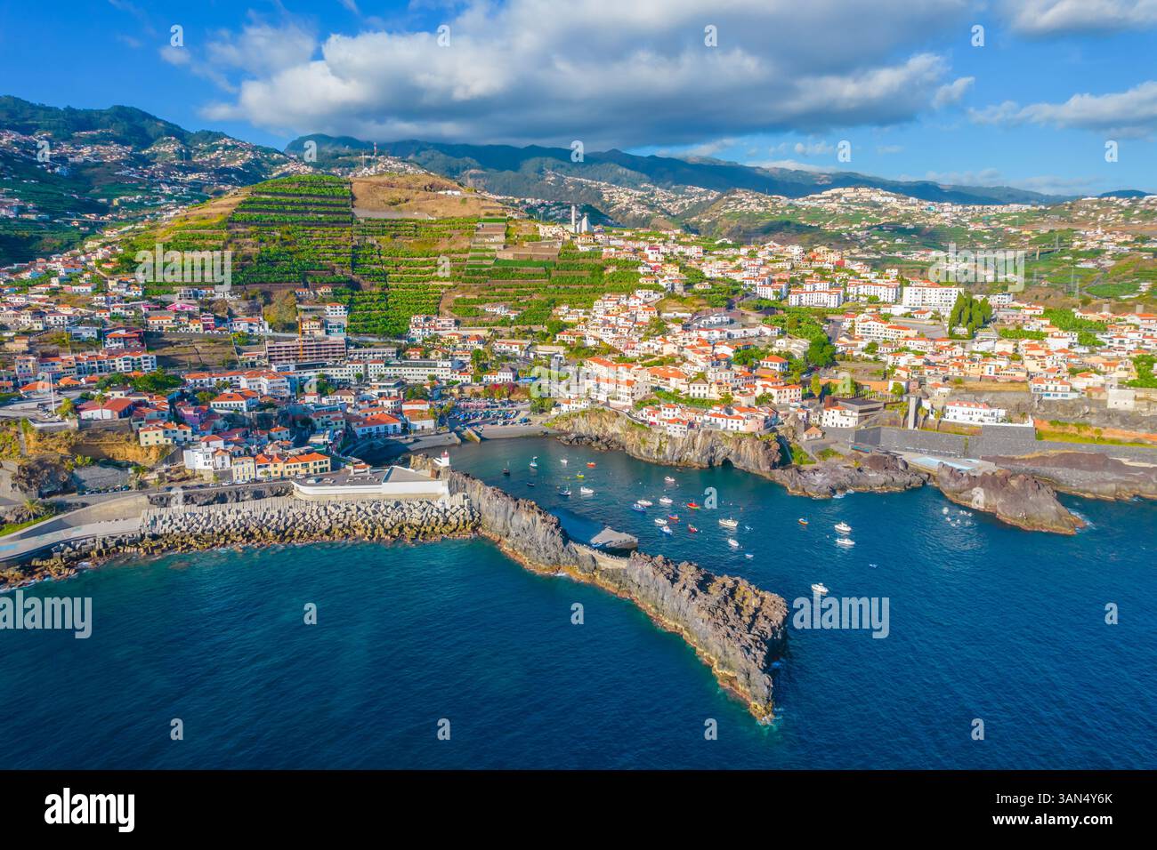 Vue aérienne sur le village de Camara de Lobos à proximité de Funchal, Madère. Petit village de pêcheurs avec beaucoup de petits bateaux dans une baie Banque D'Images