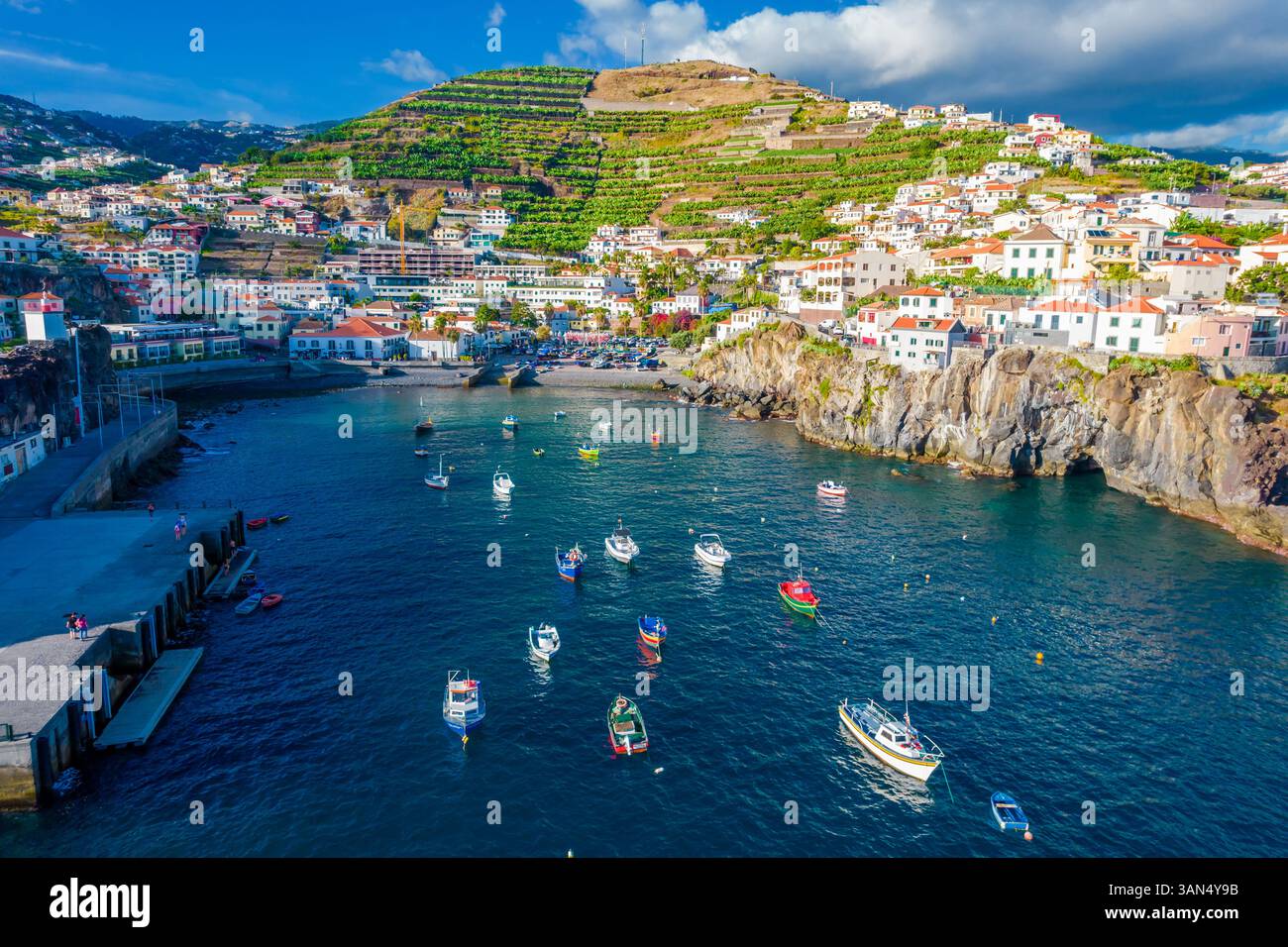 Vue aérienne sur le village de Camara de Lobos à proximité de Funchal, Madère. Petit village de pêcheurs avec beaucoup de petits bateaux dans une baie Banque D'Images