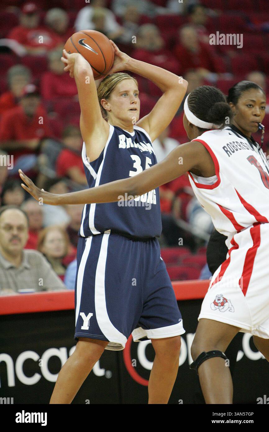 L'attaquante Melinda Johnson de Brigham Young dans le match entre Brigham Young et Fresno State au Savemart Center à Fresno, CA le 17 novembre. Fresno State a battu les Cougars #22 (AP) 61 - 51 pour aller 3-0.(image crédit : © Phil Hawkins/Cal Sport Media) Banque D'Images