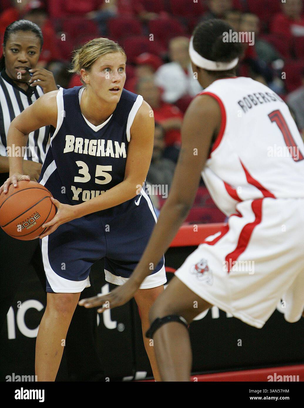 L'attaquante Melinda Johnson de Brigham Young dans le match entre Brigham Young et Fresno State au Savemart Center à Fresno, CA le 17 novembre. Fresno State a battu les Cougars #22 (AP) 61 - 51 pour aller 3-0.(image crédit : © Phil Hawkins/Cal Sport Media) Banque D'Images