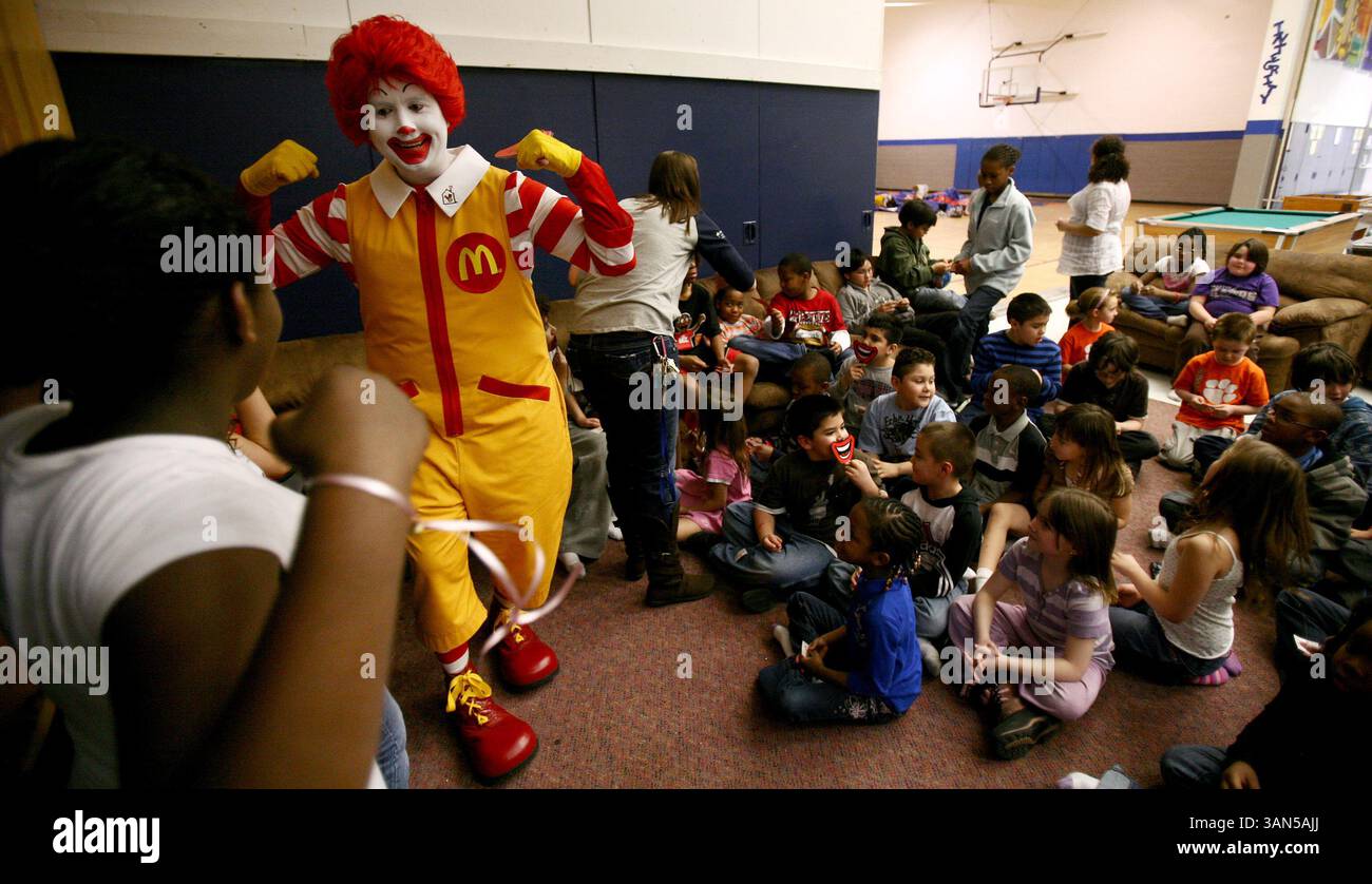 25 février 2010 - Fairbanks, AK, États-Unis - John Wagner/News-Miner. Ronald McDonald, la mascotte des restaurants McDonald's, fait fléchir ses muscles tout en divertissant les enfants au Boys and Girls Club de la vallée de Tanana le vendredi 26 février 2010, après-midi, au centre pour jeunes de l'hôtel de ville. Les membres du Boys and Girls Club's Torch Club ont récemment recueilli plus de 00 personnes qui seront remises à la Fondation Ronald McDonald. (Crédit image : © Fairbanks Daily News-Miner/ZUMApress.com) Banque D'Images
