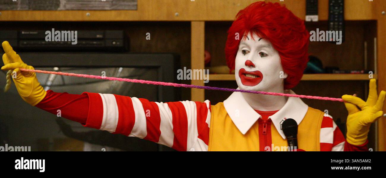 25 février 2010 - Fairbanks, AK, États-Unis - John Wagner/News-Miner. Ronald McDonald, mascotte des restaurants McDonald's, étire une corde colorée pour effectuer un tour de magie pour les enfants au Boys and Girls Club de la vallée de Tanana le vendredi 26 février 2010, au centre jeunesse de l'hôtel de ville. Les membres du Boys and Girls Club's Torch Club ont récemment recueilli plus de 00 personnes qui seront remises à la Fondation Ronald McDonald. (Crédit image : © Fairbanks Daily News-Miner/ZUMApress.com) Banque D'Images