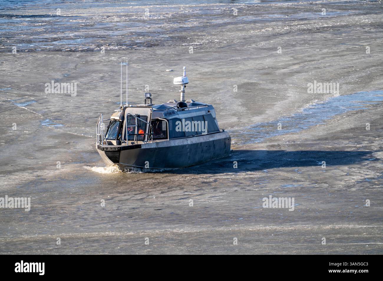 L'île de Juist, en Frise orientale de la mer du Nord, en hiver, le port a recouvert de glace, les banquises, le ferry rapide, Töwerland Express, Töwi VIII, sur le chemin de Nordde Banque D'Images