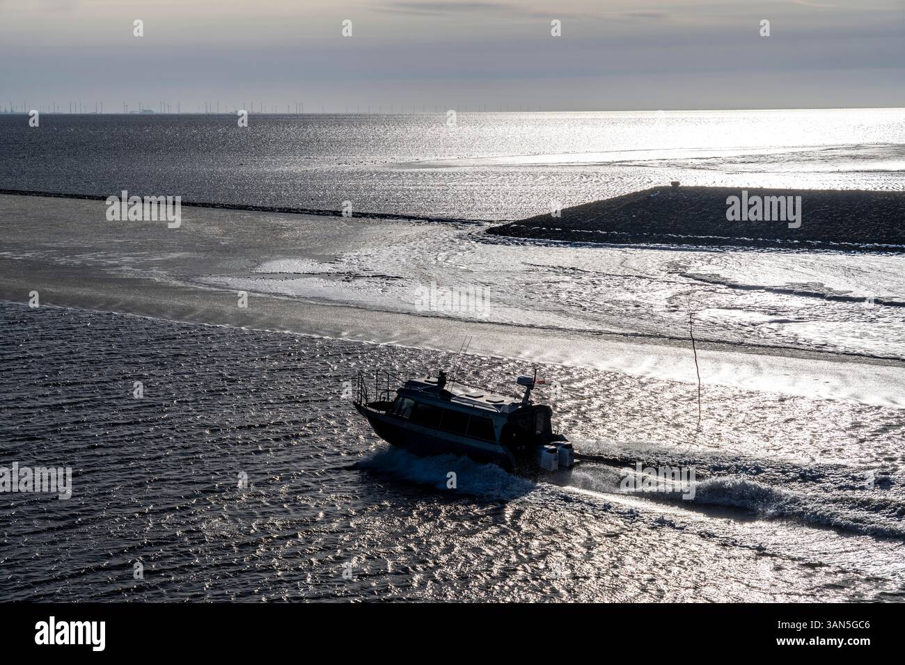 L'île de Juist, en Frise orientale de la mer du Nord, en hiver, le port a recouvert de glace, les banquises, le ferry rapide, Töwerland Express, Töwi VIII, sur le chemin de Nordde Banque D'Images