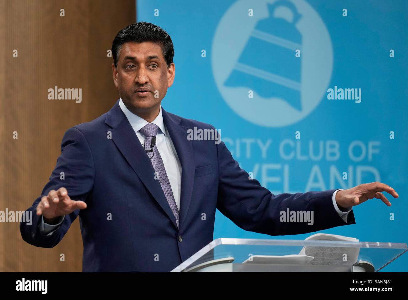 U.S. Rep. Ro Khanna (D-CA) speaks to the City Club of Cleveland, in Cleveland, Monday, April 14, 2025. (AP Photo/Sue Ogrocki) Banque D'Images