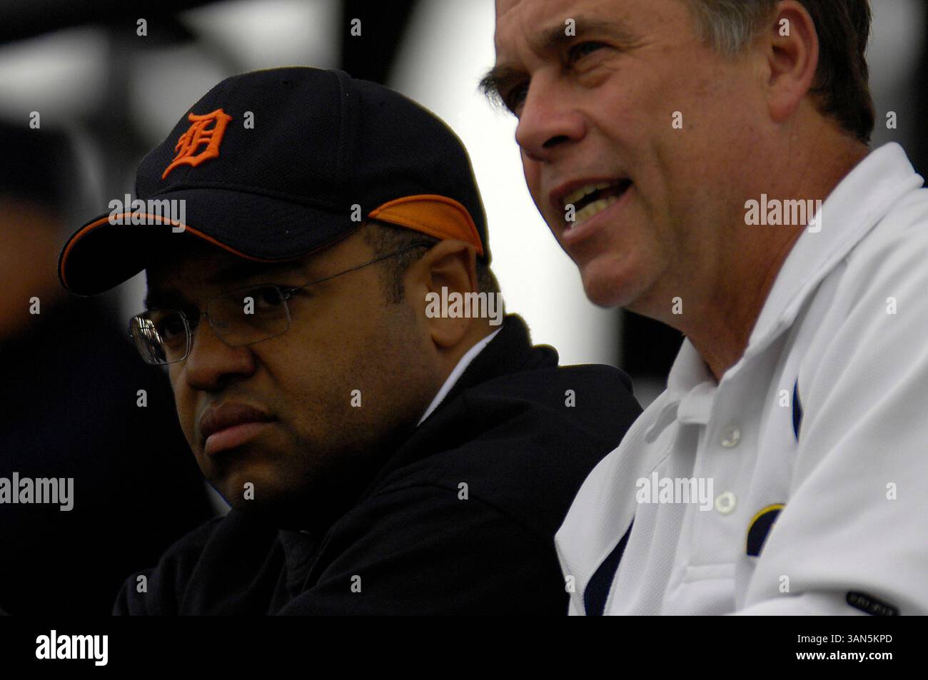 25 mai 2007 : Mike Tirico, analyste ESPN et résident d'Ann Arbor, s'entretient avec Bruce Madej, directeur athlétique associé du Michigan, lors de la neuvième manche du match de baseball Michigan & Penn State lors du tournoi Big Ten Baseball organisé au Ray Fisher Stadium de l'Université du Michigan à Ann Arbor, mi. Photo Â© Steve King / Cal Sport Media (crédit image : © Steve King/Cal Sport Media) Banque D'Images