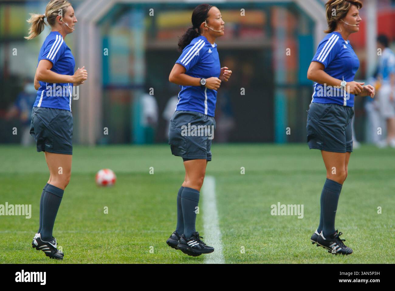 L'équipe d'arbitres se réchauffe avant un match de football du groupe F entre le Brésil et le Nigeria aux Jeux Olympiques de Beijing le 9 août 2008 à Shenyang, en Chine. Usage éditorial exclusif. Utilisation commerciale interdite. (Photographie de Jonathan Paul Larsen / Diadem images) Banque D'Images