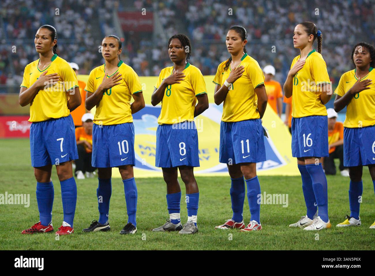 Les joueurs brésiliens représentent l'hymne national avant un match du Groupe F contre la Corée du Nord aux Jeux Olympiques de Beijing le 9 août 2008 à Shenyang, en Chine. Usage éditorial exclusif. Utilisation commerciale interdite. (Photographie de Jonathan Paul Larsen / Diadem images) Banque D'Images