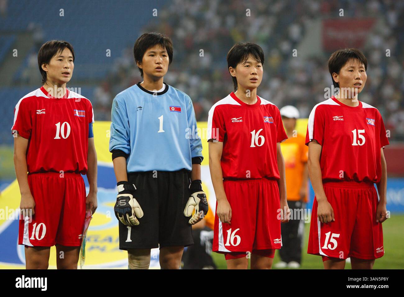 Les joueurs nord-coréens chantent l'hymne national avant un match du groupe F contre le Brésil aux Jeux Olympiques de Beijing le 9 août 2008 à Shenyang, en Chine. Usage éditorial exclusif. Utilisation commerciale interdite. (Photographie de Jonathan Paul Larsen / Diadem images) Banque D'Images