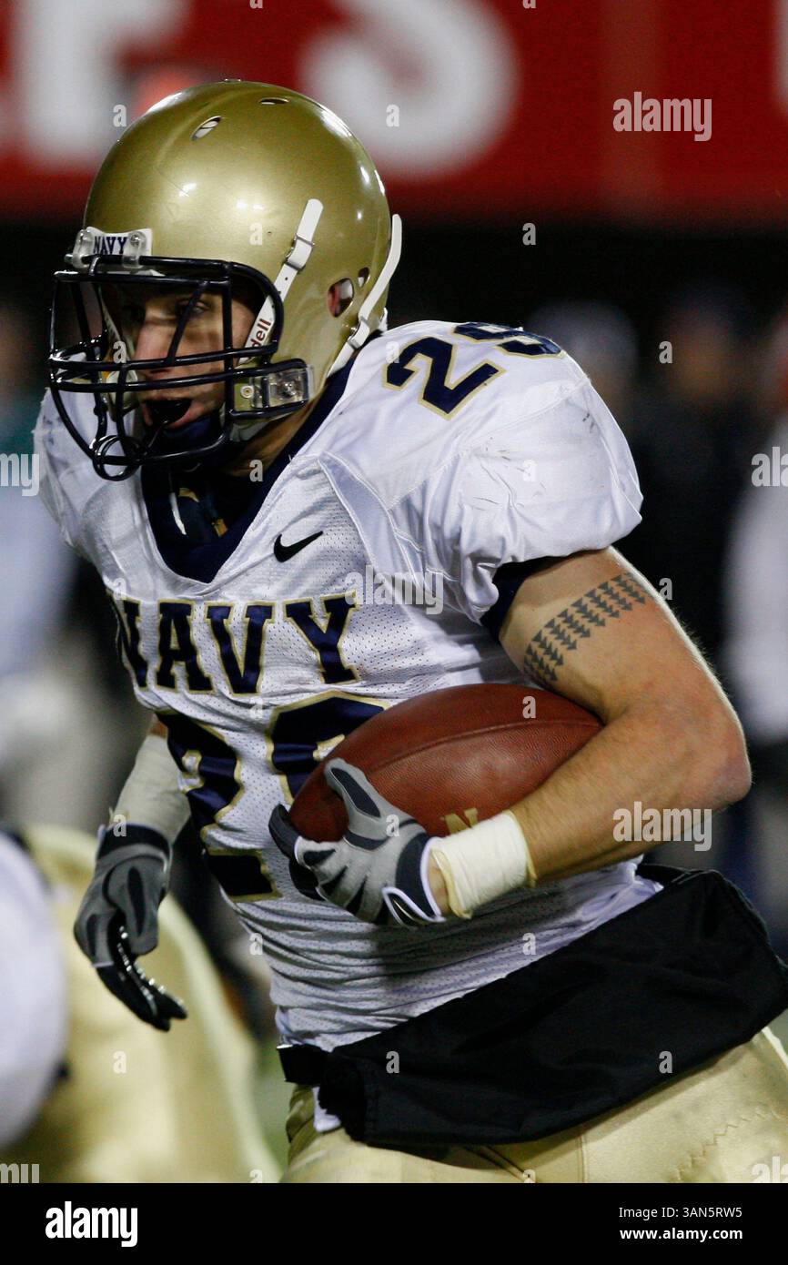 25 novembre 2008 NCAA Navy vs Northern Illinois, Huskie Stadium, DeKalb, il -Greg Shinego de l'Académie navale en action pendant le match de football de la NCAA entre les Midshipmen de la Marine et les Huskies du Nord de l'Illinois au Huskie Stadium à DeKalb, il. La Navy a battu les Huskies 16-0. (Photo de Michael DiNovo/CSM)(image crédit : © Michael DiNovo/Cal Sport Media) Banque D'Images