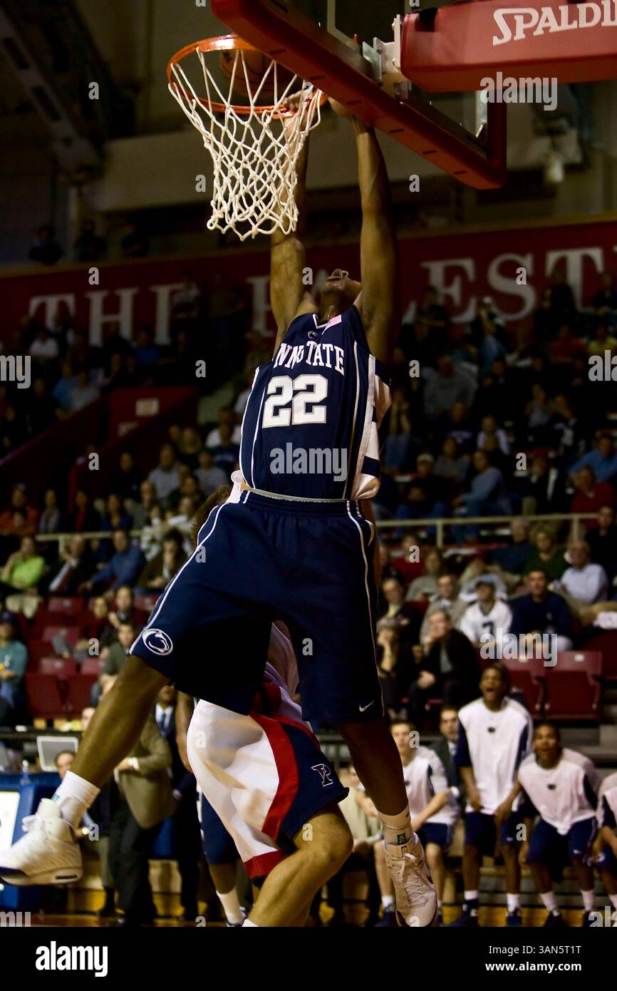 25 novembre 2008 : L'attaquant Andrew Jones III #22 des Penn State Nittany Lions tente de claquer la balle pendant le match de basket-ball NCAA entre les Penn State Nittany Lions et les Penn Quakers au Palestra à Philadelphie, en Pennsylvanie. Penn State Beat Penn, 85-73.(image crédit : © Chris Szagola/Cal Sport Media) Banque D'Images