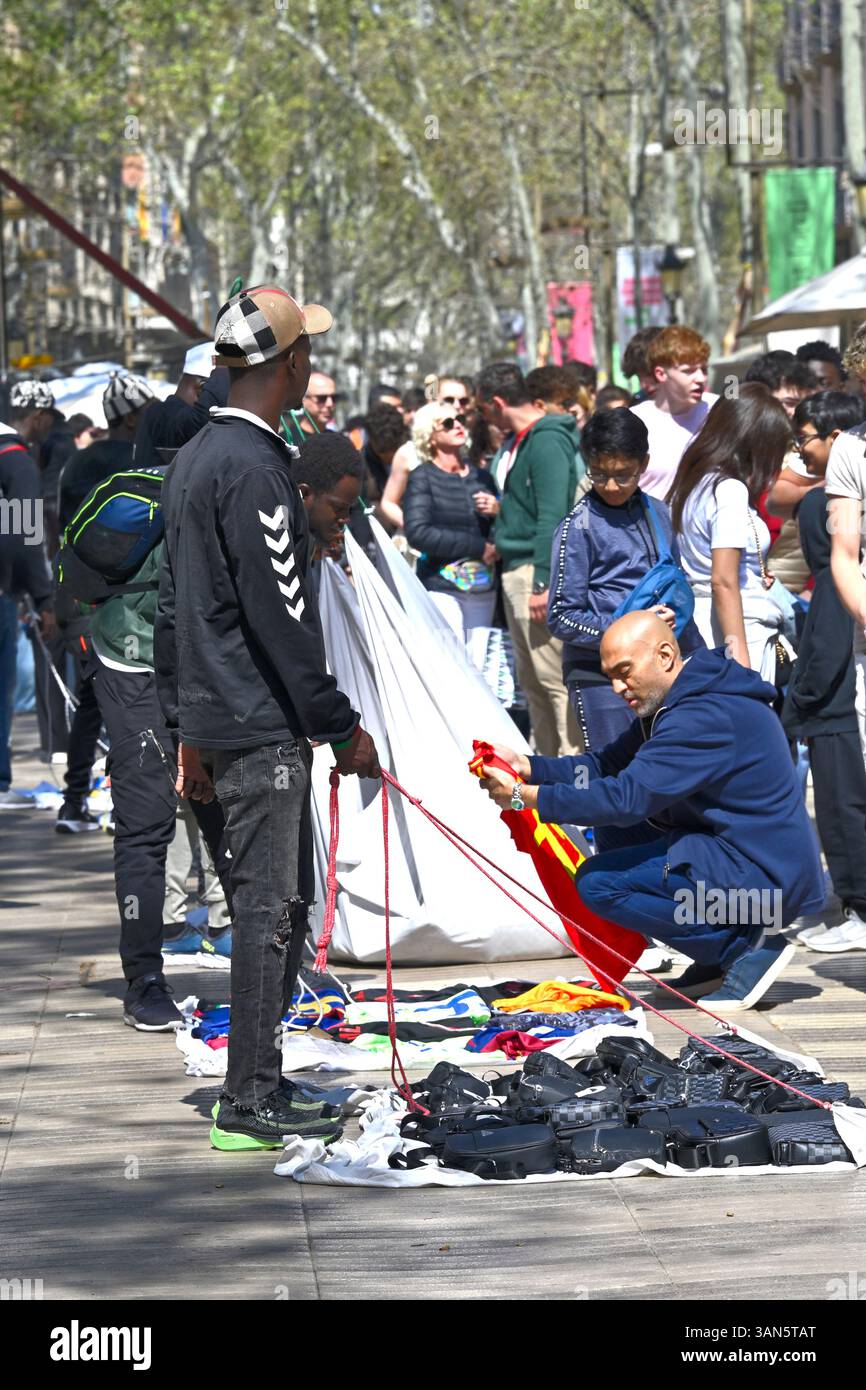 Manteros ou vendeurs de rue sans licence la Rambla, Barcelone, Espagne Banque D'Images