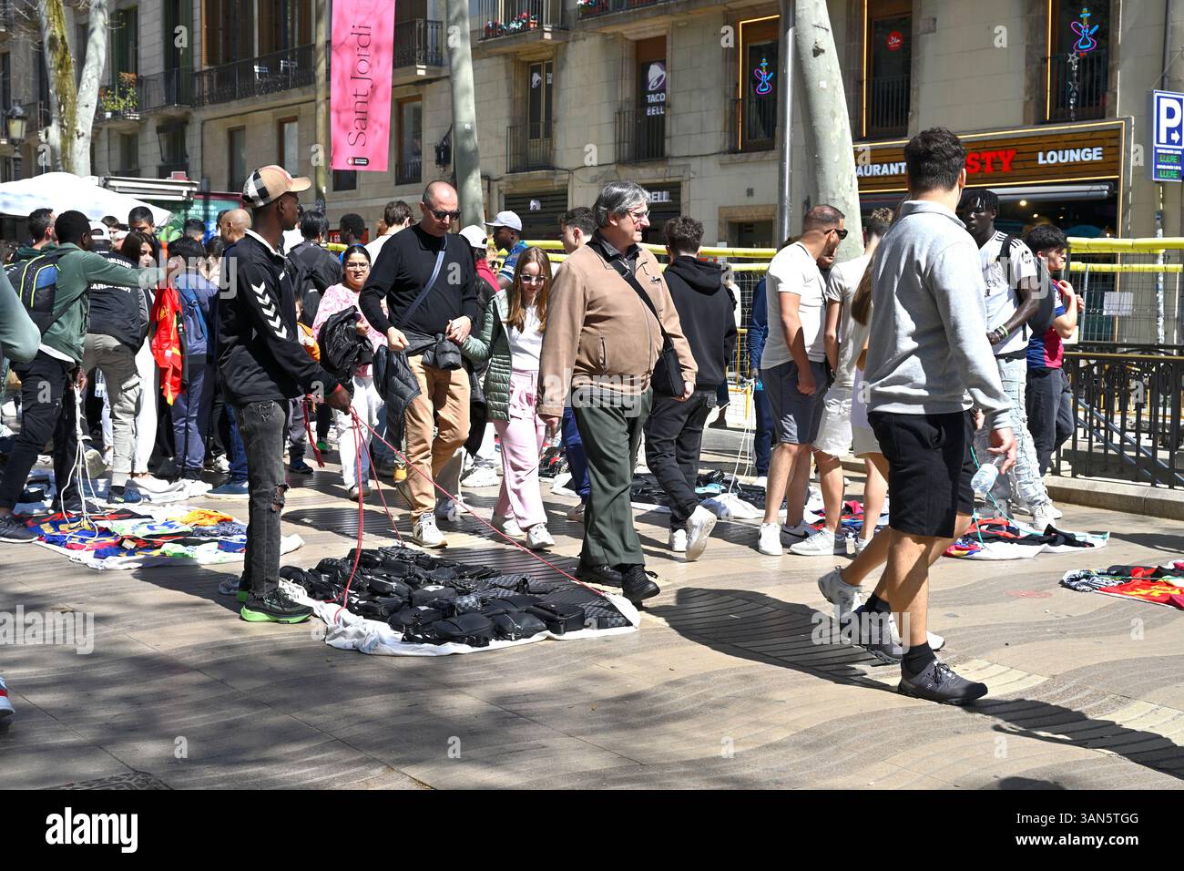 Manteros ou vendeurs de rue sans licence la Rambla, Barcelone, Espagne Banque D'Images