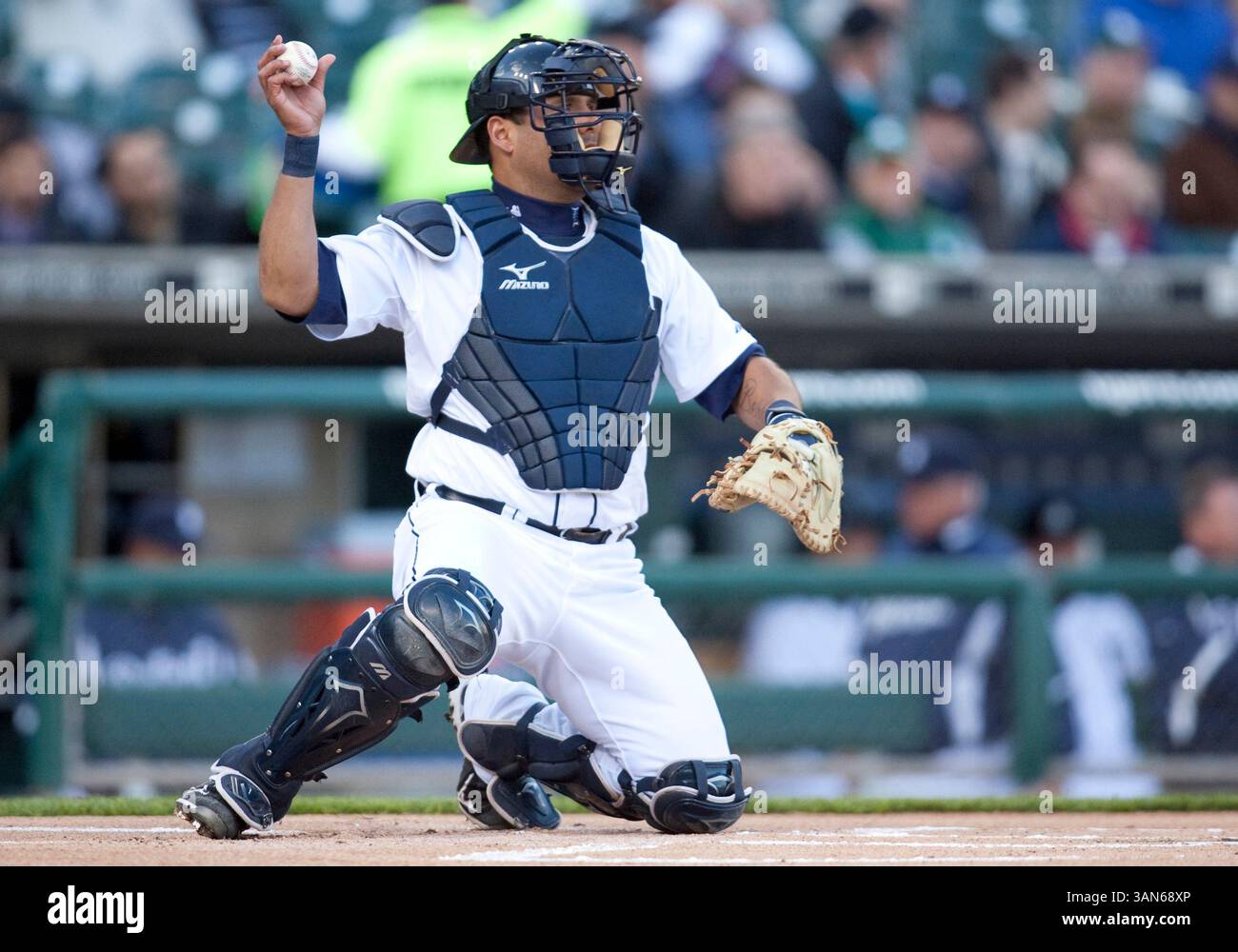 27 avril 2010 : Gerald Laird, le catcheur des Tigers de Detroit (n°8), lors d'un match entre les Twins du Minnesota et les Tigers de Detroit au Comerica Park à Detroit, Michigan. Les Twins ont battu les Tigers 2-0.(image crédit : © John Mersits/Cal Sport Media/ZUMApress.com) Banque D'Images
