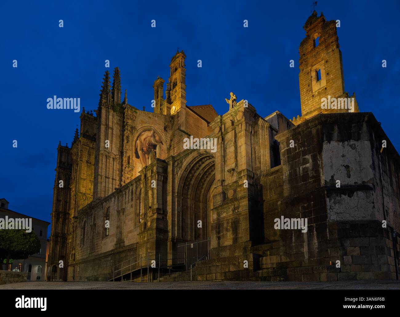 Plasencia, Caceres, Espagne ; mars 2025 : ancienne et nouvelle cathédrale, une représentation des styles gothique et romain, dans le centre historique de Plasencia. Banque D'Images