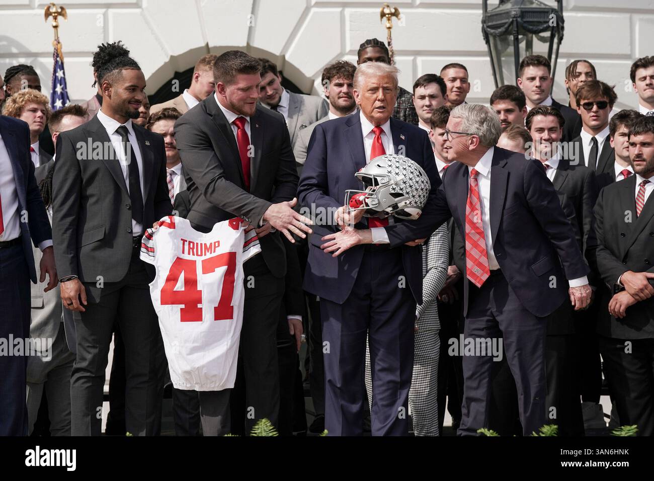Washington, États-Unis. 14 avril 2025. Le gouverneur de l'Ohio Mike DeWine, à droite, serre la main à un membre des champions nationaux de football universitaire 2025 - l'Université d'État de l'Ohio, alors que le président américain Donald Trump regarde, sur la pelouse sud de la Maison Blanche à Washington, DC le lundi 14 avril 2025. Photo de Ken Cedeno/UPI crédit : UPI/Alamy Live News Banque D'Images Washington, États-Unis. 14 avril 2025. Le gouverneur de l'Ohio Mike DeWine, à droite, serre la main à un membre des champions nationaux de football universitaire 2025 - l'Université d'État de l'Ohio, alors que le président américain Donald Trump regarde, sur la pelouse sud de la Maison Blanche à Washington, DC le lundi 14 avril 2025. Photo de Ken Cedeno/UPI crédit : UPI/Alamy Live News Banque D'Images