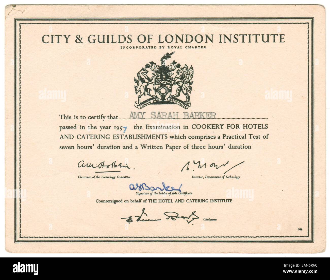 Millésime 1957 City & Guilds of London Institute certificat pour Cookery for Hotels and Catering Etablissements, diplôme de qualification culinaire britannique Banque D'Images
