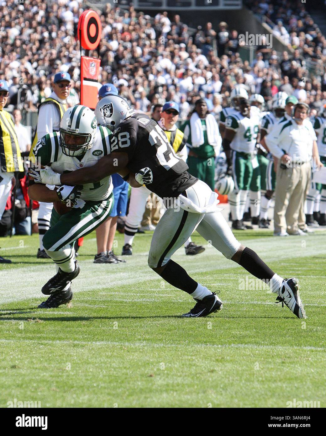 NFL : Raiders v. jets OCT 19, 2008..October 19, 2008 : TE #81 Dustin Keller des jets de New York essayant d'éviter le tacle du S #28 Gibril Wilson des Raiders d'Oakland au Oakland-Alameda County Coliseum à Oakland, Californie. Les Raiders ont battu les jets en OT 16-13...Greg Ashman/CSM (image crédit : © Cal Sport Media/ZUMA Press) Banque D'Images