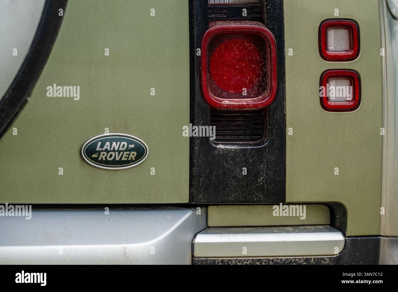 Gothenburg, Suède - 01 mars 2024 : feux arrière et emblème d'un Land Rover Defender Banque D'Images
