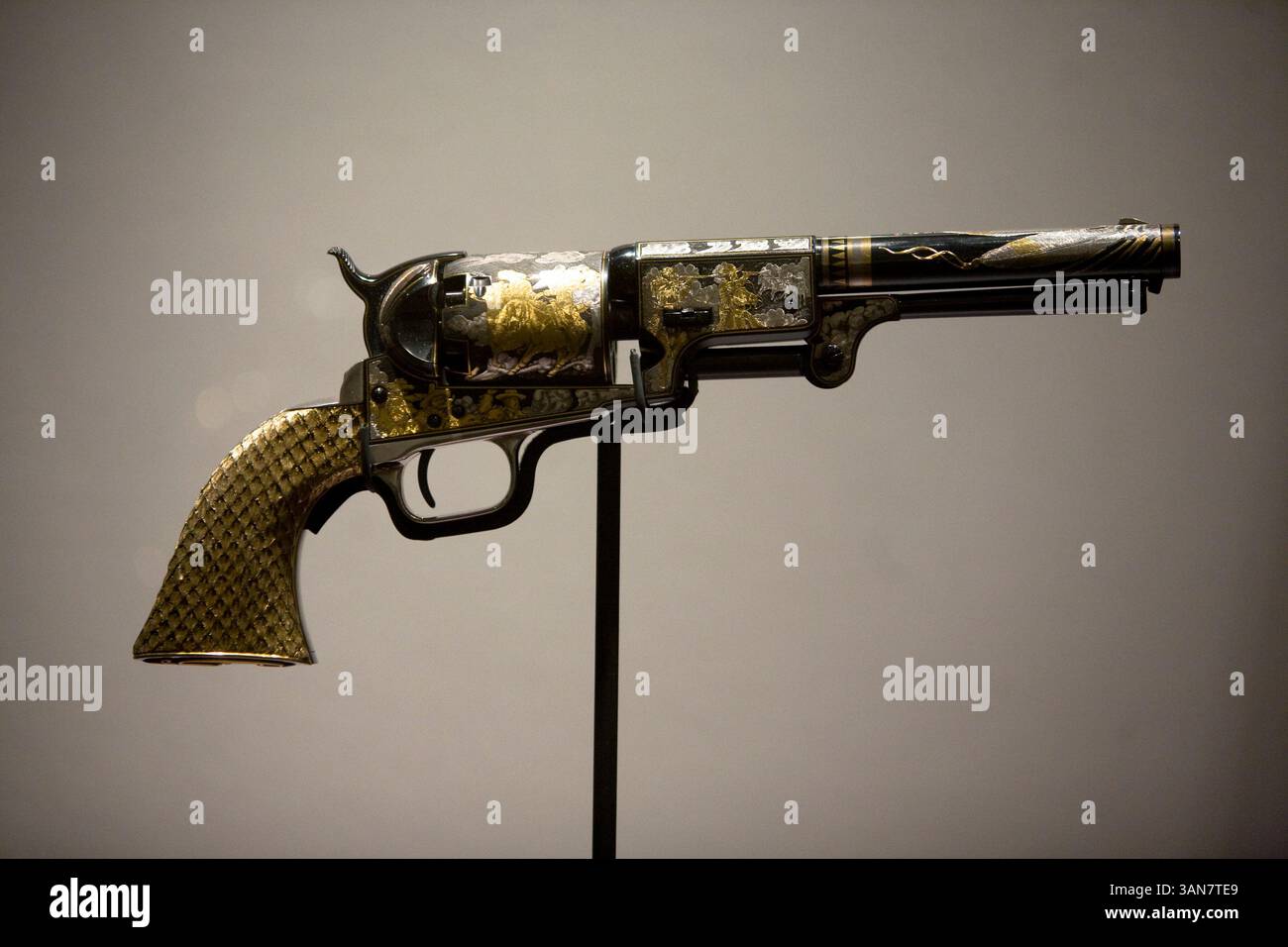 Autry-Tiffany Dragoon, 1988..pistolets : armes à feu éblouissantes (27 septembre 2008 - 3 janvier 2009 )..armes décorées et armures ont toujours fait partie de l'Occident. En fait, décorer oneÃs arme est une tradition très ancienne partagée par de nombreuses cultures différentes dans le monde entier. Découvrez plus de 50 armes à feu américaines décoratives et historiquement importantes. De Annie Oakley à JFK en passant par Gene AutryÃs Dragoon, spécialement conçu par Tiffany, vraiment ce dont les légendes sont faites. Organisé par le Museum of the American West, Autry National Center, Los Angeles, Californie. Dans la galerie d'art de la famille Koenig. (Crédit I Banque D'Images