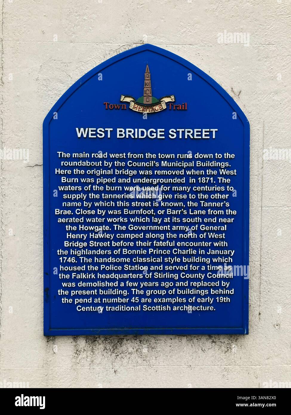 Plaque bleue avec des informations publiques sur West Bridge Street, qui fait partie du Falkirk Town Heritage Trail, Falkirk Scotland - Image de stock capturée avec un smartphone