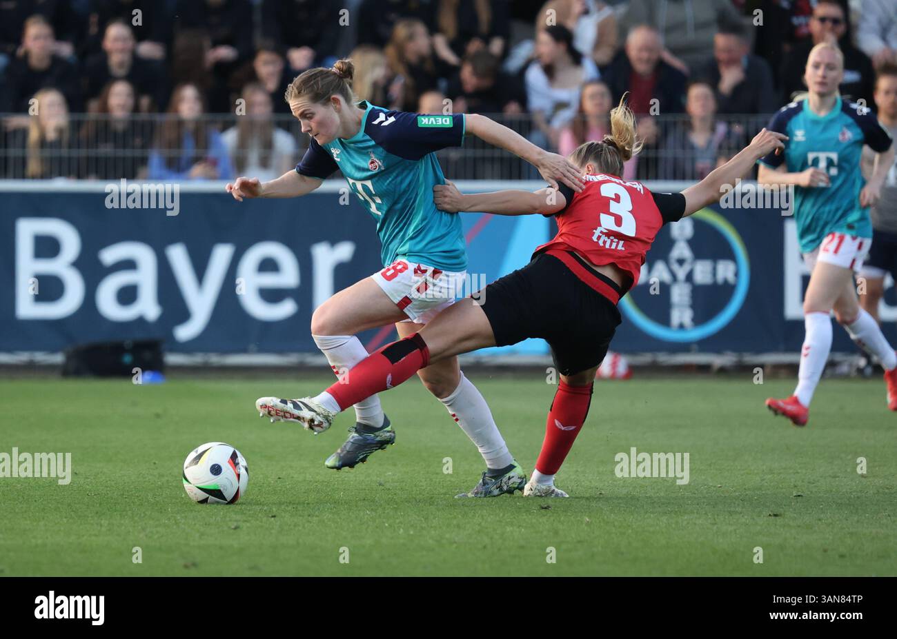 Taylor Marie Ziemer (Koeln, l) und Melissa Friedrich (Leverkusen), Leverkusen, Allemagne. 14 avril 2025. Bundesliga féminine, Journée 19, Bayer 04 Leverkusen - 1. FC Koeln. Crédit : Juergen Schwarz/Alamy Live News Banque D'Images