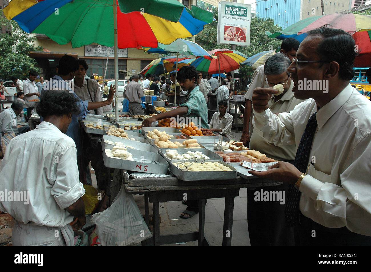 Oct 03, 2008 - Kolkata, Bengale occidental, Inde - des millions de personnes en Inde déjeunent tous les jours dans un stand de Street food qui est très populaire dans tout Calcutta. Les gens mangent à de petites tables et des bordures et dans la rue elle-même avec leurs mains. Souvent, les services ne sont pas hygiéniques et causent la diarrhée et souffrent de maladies abdominales. (Crédit image : © Prasanta Biswas/ZUMA Press) Banque D'Images