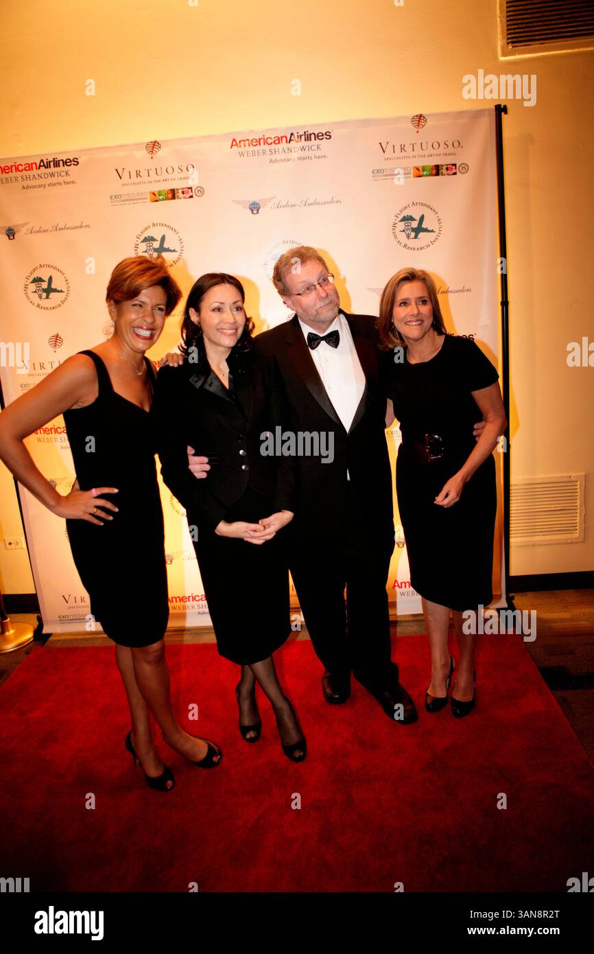 Nations Unies - New York - États-Unis - 16 octobre 2008 - L'animatrice des nouvelles, Ann Curry du NBC TODAY Show, était invitée d'honneur au premier bal annuel de compassion mondial organisé par Airline Ambassadors International. PHOTO DE Hoda Kotb (G), Ann Curry (2e à gauche), Peter Greenberg et Meredith Louise Vieira (crédit image : © Luiz Rampelotto/ZUMA Press) Banque D'Images