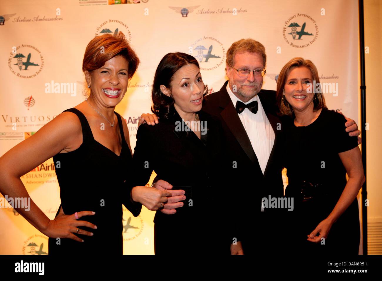 Nations Unies - New York - États-Unis - 16 octobre 2008 - L'animatrice des nouvelles, Ann Curry du NBC TODAY Show, était invitée d'honneur au premier bal annuel de compassion mondial organisé par Airline Ambassadors International. PHOTO DE Hoda Kotb (G), Ann Curry (2e à gauche), Peter Greenberg et Meredith Louise Vieira (crédit image : © Luiz Rampelotto/ZUMA Press) Banque D'Images