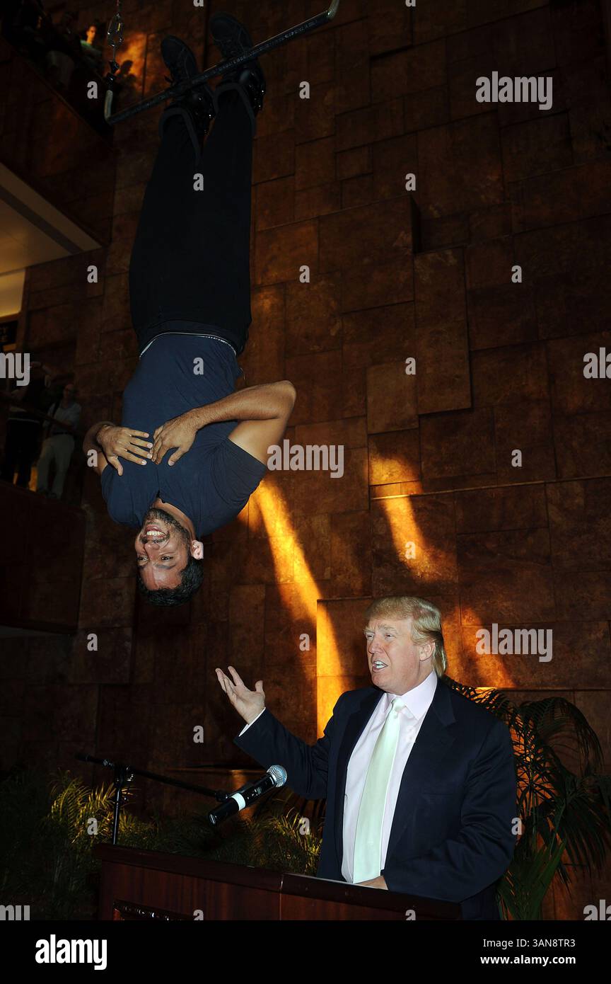 18 septembre 2008, New York City Daredevil David Blaine a annoncé sa dernière cascades lors d'une conférence de presse avec l'homme d'affaires Donald Trump à l'Atrium de la Trump Tower le 18 septembre 2008 à New York. Blaine va pendre la tête en bas au-dessus de la patinoire Woolman pendant trois jours en utilisant des bottes magnétiques. Il ne mangera pas et tentera de dormir à l'envers (crédit image : © Sharkpixs/ZUMA Press) Banque D'Images