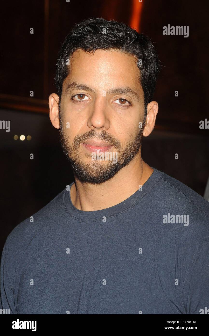 18 septembre 2008, New York City Daredevil David Blaine a annoncé sa dernière cascades lors d'une conférence de presse avec l'homme d'affaires Donald Trump à l'Atrium de la Trump Tower le 18 septembre 2008 à New York. Blaine va pendre la tête en bas au-dessus de la patinoire Woolman pendant trois jours en utilisant des bottes magnétiques. Il ne mangera pas et tentera de dormir à l'envers (crédit image : © Sharkpixs/ZUMA Press) Banque D'Images