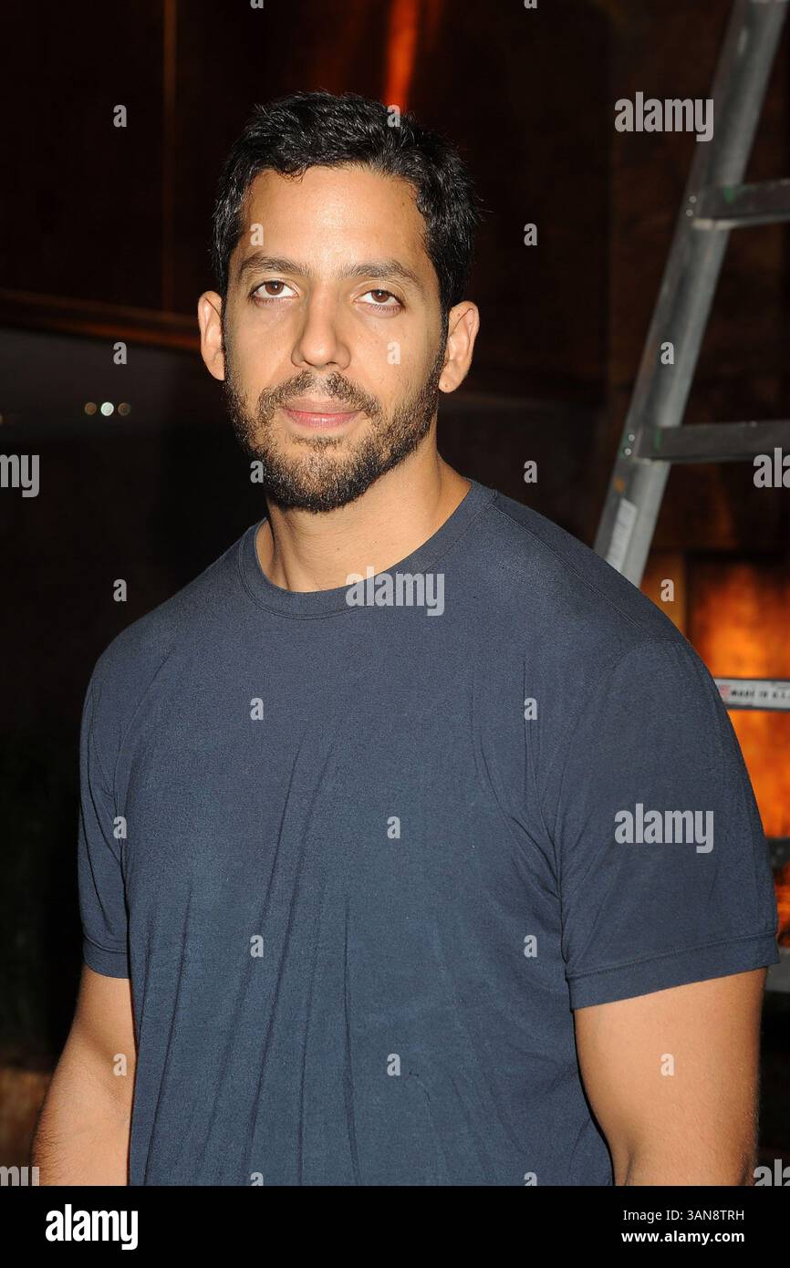 18 septembre 2008, New York City Daredevil David Blaine a annoncé sa dernière cascades lors d'une conférence de presse avec l'homme d'affaires Donald Trump à l'Atrium de la Trump Tower le 18 septembre 2008 à New York. Blaine va pendre la tête en bas au-dessus de la patinoire Woolman pendant trois jours en utilisant des bottes magnétiques. Il ne mangera pas et tentera de dormir à l'envers (crédit image : © Sharkpixs/ZUMA Press) Banque D'Images