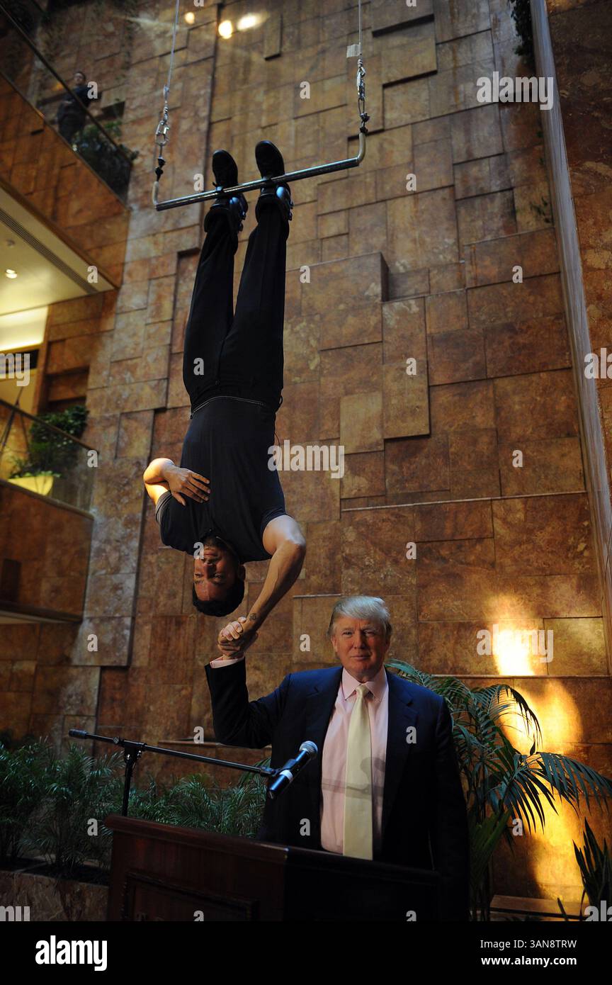 18 septembre 2008, New York City Daredevil David Blaine a annoncé sa dernière cascades lors d'une conférence de presse avec l'homme d'affaires Donald Trump à l'Atrium de la Trump Tower le 18 septembre 2008 à New York. Blaine va pendre la tête en bas au-dessus de la patinoire Woolman pendant trois jours en utilisant des bottes magnétiques. Il ne mangera pas et tentera de dormir à l'envers (crédit image : © Sharkpixs/ZUMA Press) Banque D'Images