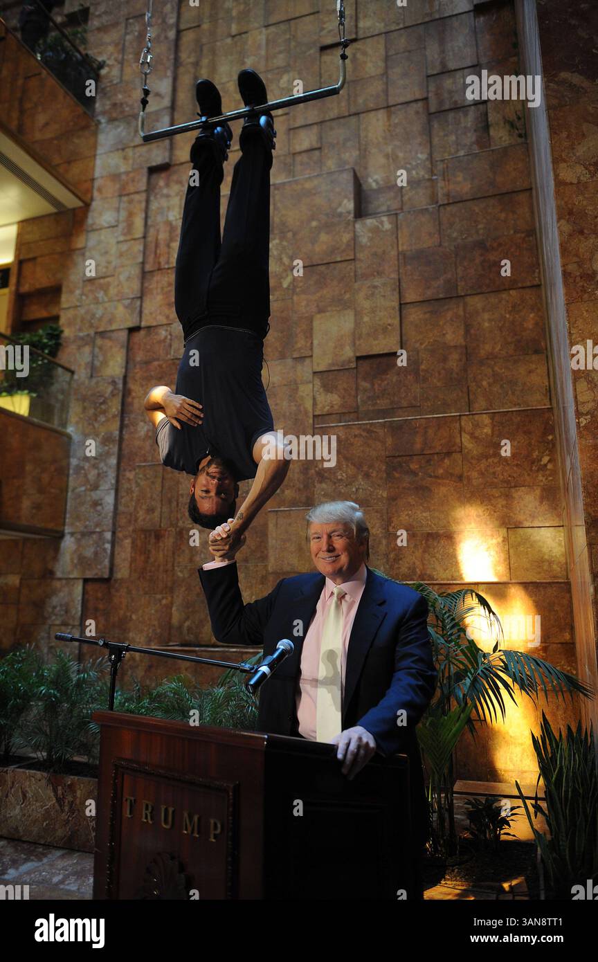 18 septembre 2008, New York City Daredevil David Blaine a annoncé sa dernière cascades lors d'une conférence de presse avec l'homme d'affaires Donald Trump à l'Atrium de la Trump Tower le 18 septembre 2008 à New York. Blaine va pendre la tête en bas au-dessus de la patinoire Woolman pendant trois jours en utilisant des bottes magnétiques. Il ne mangera pas et tentera de dormir à l'envers (crédit image : © Sharkpixs/ZUMA Press) Banque D'Images