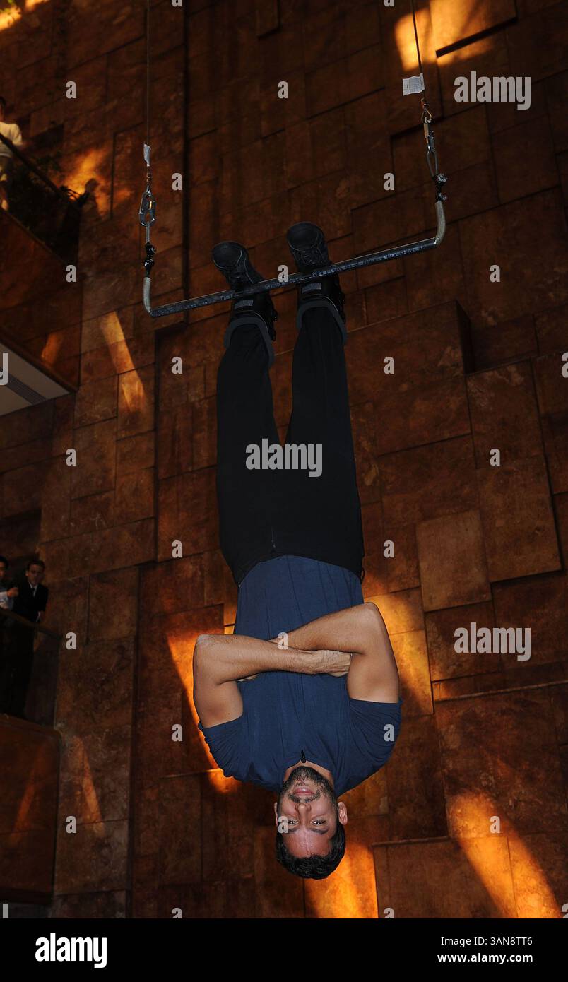 18 septembre 2008, New York City Daredevil David Blaine a annoncé sa dernière cascades lors d'une conférence de presse avec l'homme d'affaires Donald Trump à l'Atrium de la Trump Tower le 18 septembre 2008 à New York. Blaine va pendre la tête en bas au-dessus de la patinoire Woolman pendant trois jours en utilisant des bottes magnétiques. Il ne mangera pas et tentera de dormir à l'envers (crédit image : © Sharkpixs/ZUMA Press) Banque D'Images
