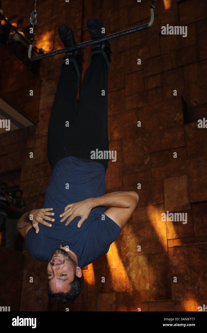 18 septembre 2008, New York City Daredevil David Blaine a annoncé sa dernière cascades lors d'une conférence de presse avec l'homme d'affaires Donald Trump à l'Atrium de la Trump Tower le 18 septembre 2008 à New York. Blaine va pendre la tête en bas au-dessus de la patinoire Woolman pendant trois jours en utilisant des bottes magnétiques. Il ne mangera pas et tentera de dormir à l'envers (crédit image : © Sharkpixs/ZUMA Press) Banque D'Images