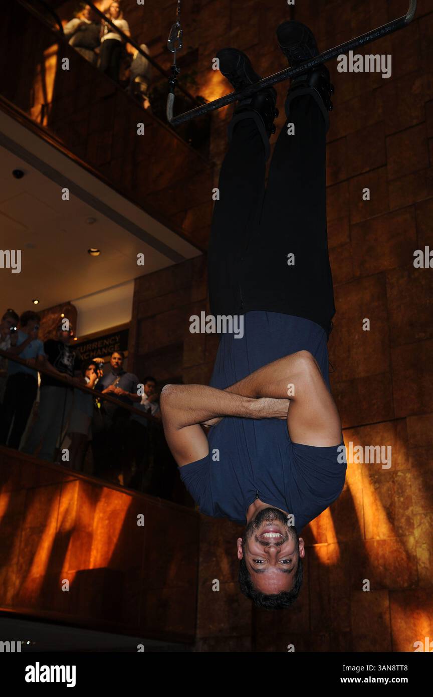 18 septembre 2008, New York City Daredevil David Blaine a annoncé sa dernière cascades lors d'une conférence de presse avec l'homme d'affaires Donald Trump à l'Atrium de la Trump Tower le 18 septembre 2008 à New York. Blaine va pendre la tête en bas au-dessus de la patinoire Woolman pendant trois jours en utilisant des bottes magnétiques. Il ne mangera pas et tentera de dormir à l'envers (crédit image : © Sharkpixs/ZUMA Press) Banque D'Images