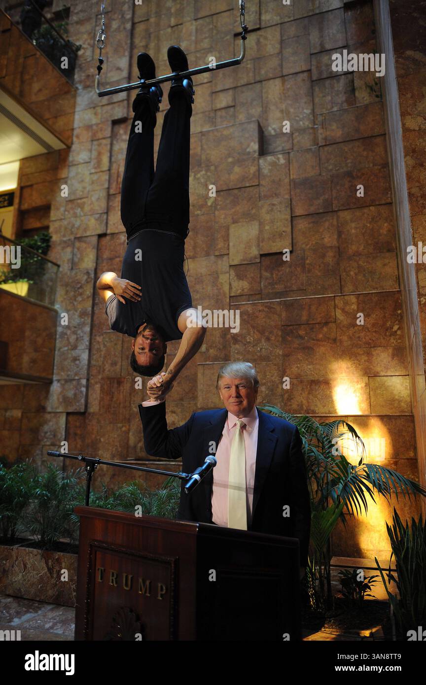 18 septembre 2008, New York City Daredevil David Blaine a annoncé sa dernière cascades lors d'une conférence de presse avec l'homme d'affaires Donald Trump à l'Atrium de la Trump Tower le 18 septembre 2008 à New York. Blaine va pendre la tête en bas au-dessus de la patinoire Woolman pendant trois jours en utilisant des bottes magnétiques. Il ne mangera pas et tentera de dormir à l'envers (crédit image : © Sharkpixs/ZUMA Press) Banque D'Images