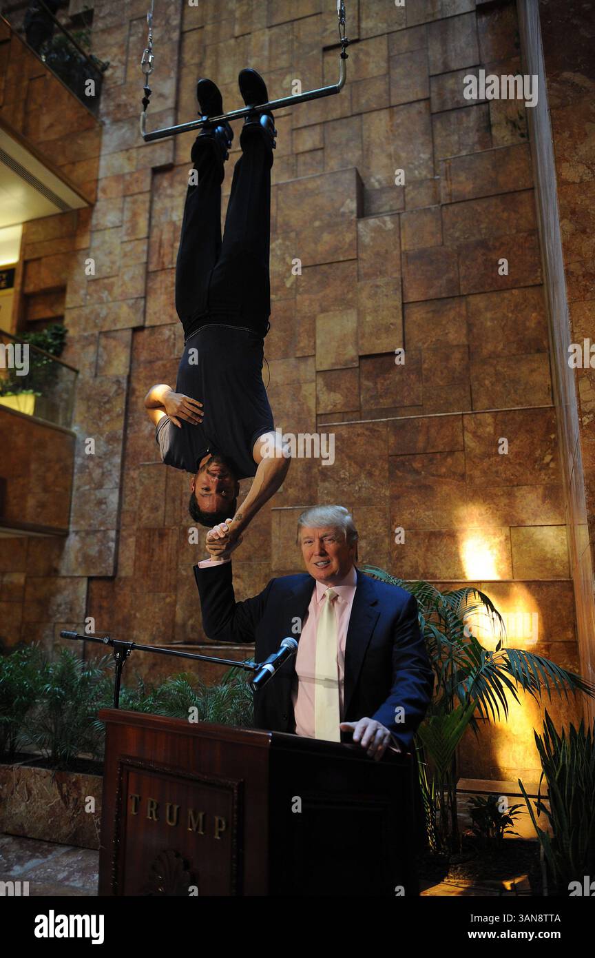 18 septembre 2008, New York City Daredevil David Blaine a annoncé sa dernière cascades lors d'une conférence de presse avec l'homme d'affaires Donald Trump à l'Atrium de la Trump Tower le 18 septembre 2008 à New York. Blaine va pendre la tête en bas au-dessus de la patinoire Woolman pendant trois jours en utilisant des bottes magnétiques. Il ne mangera pas et tentera de dormir à l'envers (crédit image : © Sharkpixs/ZUMA Press) Banque D'Images