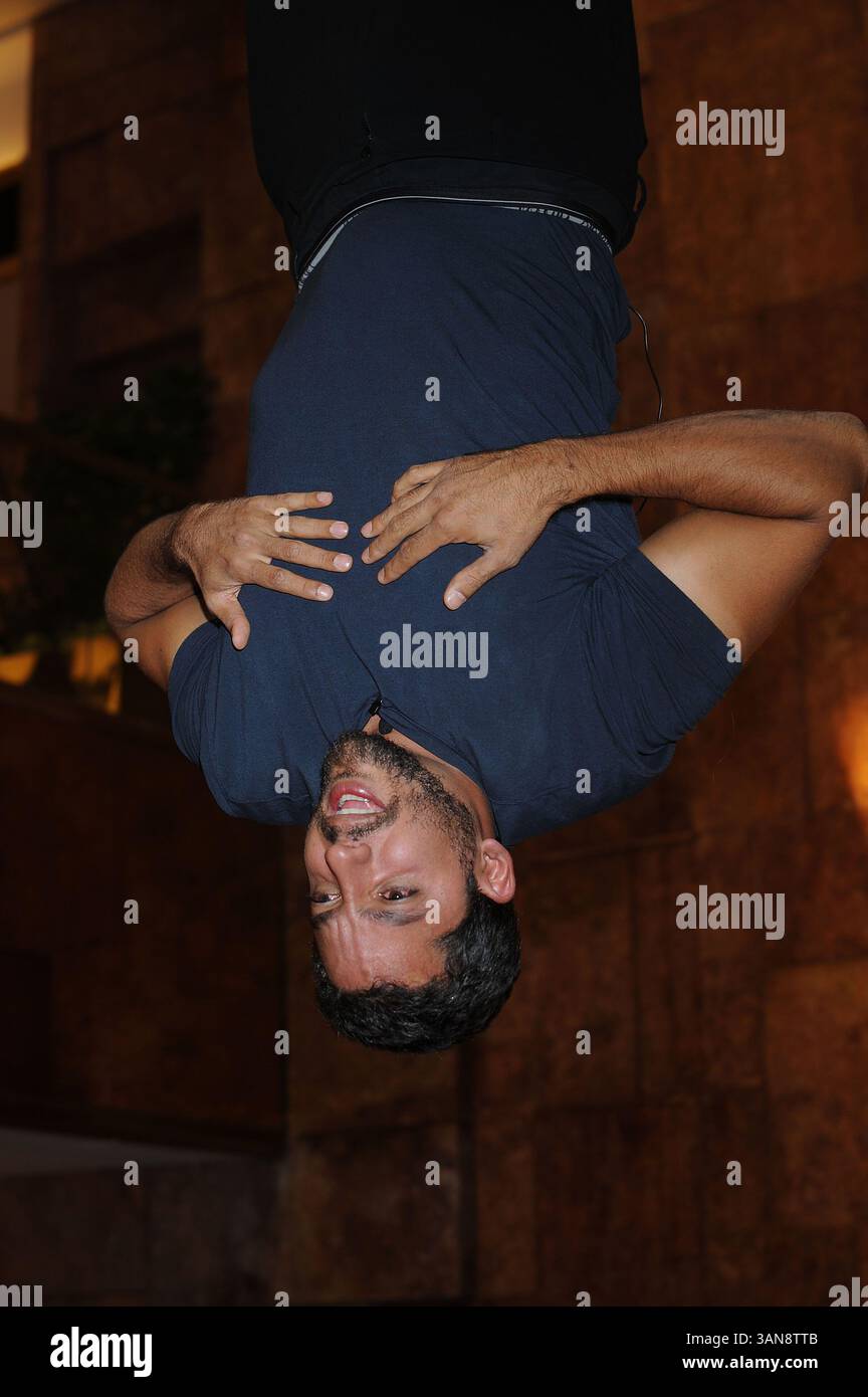 18 septembre 2008, New York City Daredevil David Blaine a annoncé sa dernière cascades lors d'une conférence de presse avec l'homme d'affaires Donald Trump à l'Atrium de la Trump Tower le 18 septembre 2008 à New York. Blaine va pendre la tête en bas au-dessus de la patinoire Woolman pendant trois jours en utilisant des bottes magnétiques. Il ne mangera pas et tentera de dormir à l'envers (crédit image : © Sharkpixs/ZUMA Press) Banque D'Images
