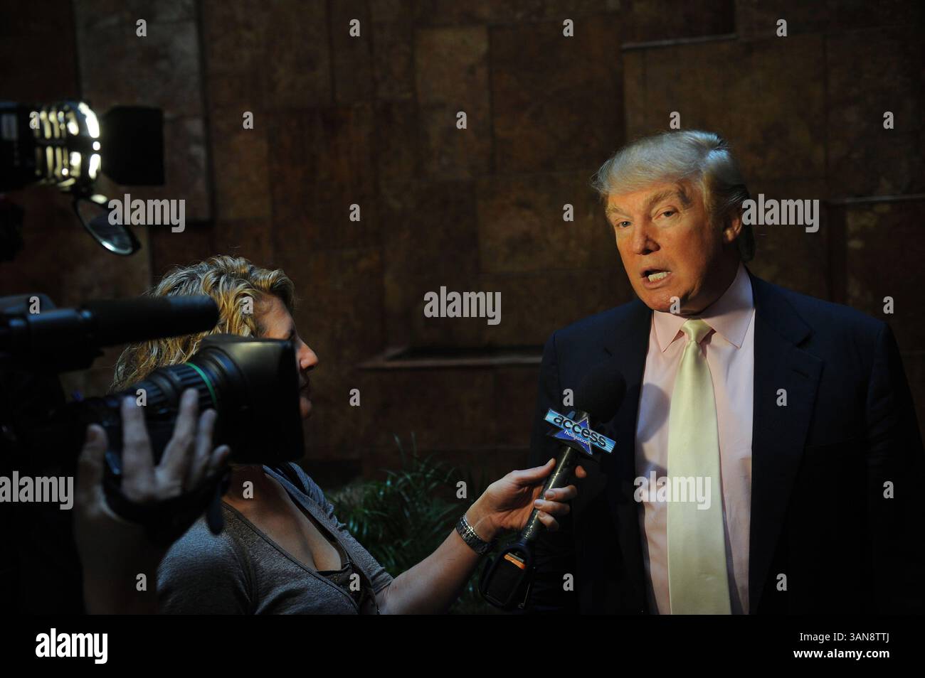 18 septembre 2008, New York City Daredevil David Blaine a annoncé sa dernière cascades lors d'une conférence de presse avec l'homme d'affaires Donald Trump à l'Atrium de la Trump Tower le 18 septembre 2008 à New York. Blaine va pendre la tête en bas au-dessus de la patinoire Woolman pendant trois jours en utilisant des bottes magnétiques. Il ne mangera pas et tentera de dormir à l'envers (crédit image : © Sharkpixs/ZUMA Press) Banque D'Images