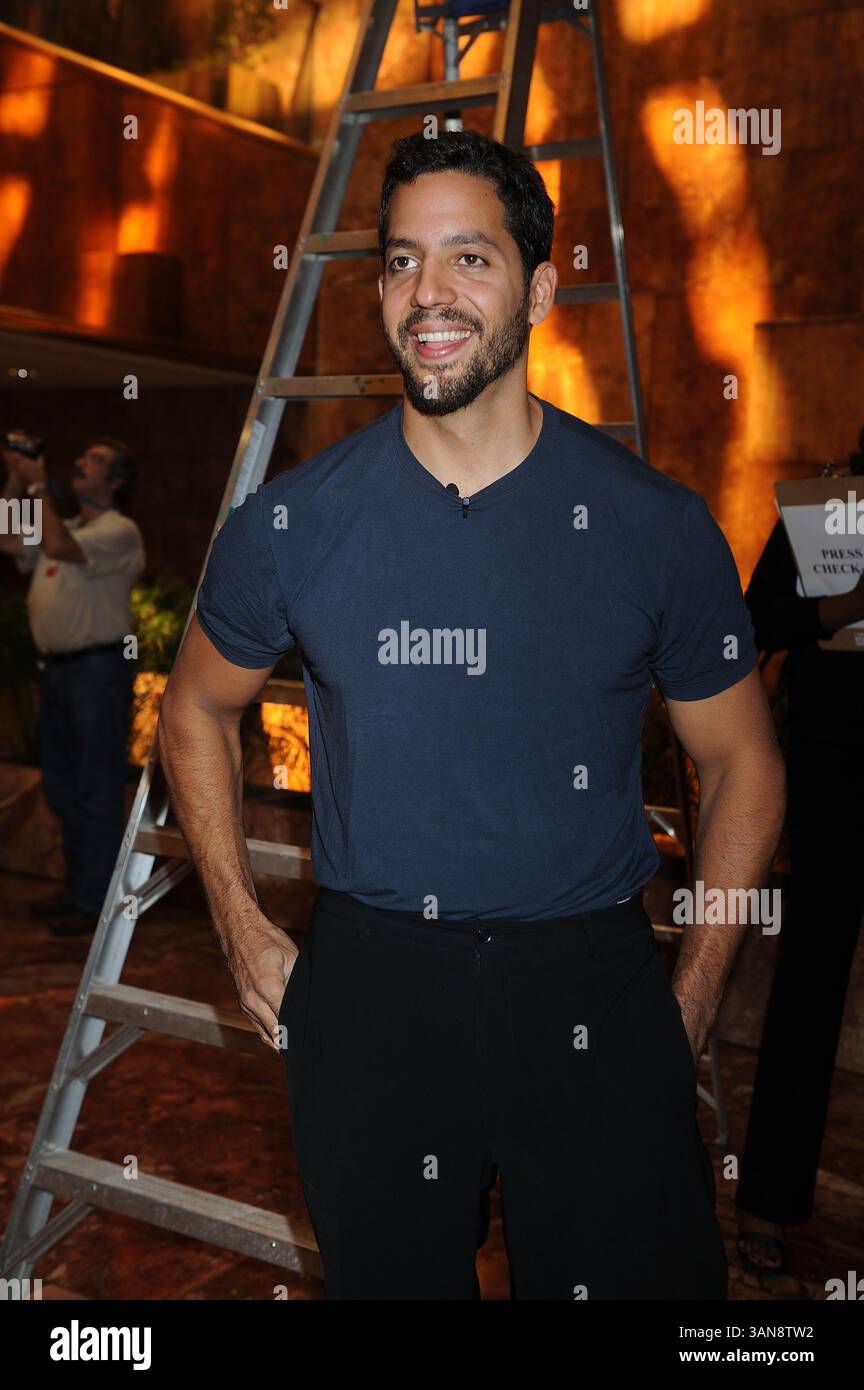 18 septembre 2008, New York City Daredevil David Blaine a annoncé sa dernière cascades lors d'une conférence de presse avec l'homme d'affaires Donald Trump à l'Atrium de la Trump Tower le 18 septembre 2008 à New York. Blaine va pendre la tête en bas au-dessus de la patinoire Woolman pendant trois jours en utilisant des bottes magnétiques. Il ne mangera pas et tentera de dormir à l'envers (crédit image : © Sharkpixs/ZUMA Press) Banque D'Images