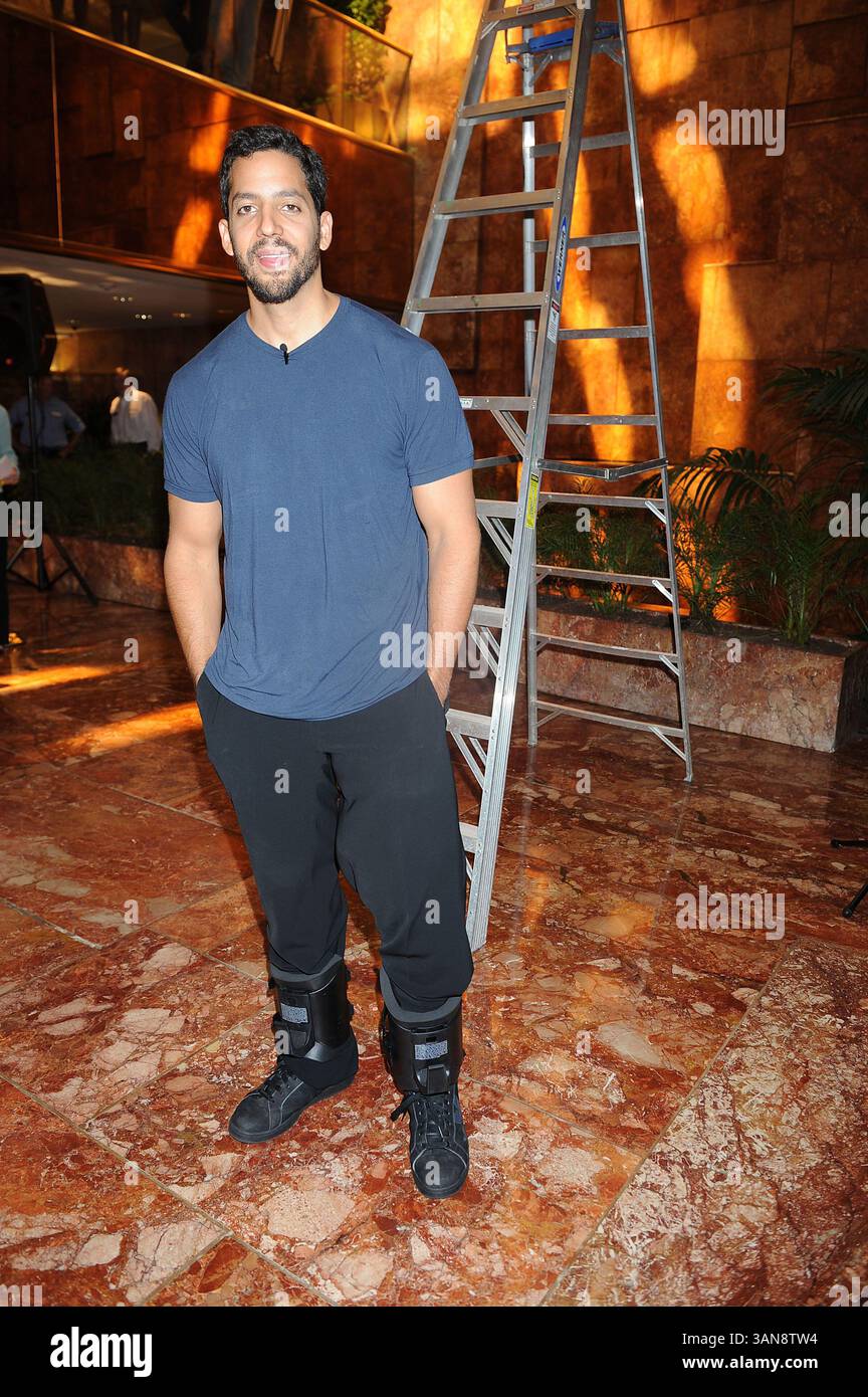 18 septembre 2008, New York City Daredevil David Blaine a annoncé sa dernière cascades lors d'une conférence de presse avec l'homme d'affaires Donald Trump à l'Atrium de la Trump Tower le 18 septembre 2008 à New York. Blaine va pendre la tête en bas au-dessus de la patinoire Woolman pendant trois jours en utilisant des bottes magnétiques. Il ne mangera pas et tentera de dormir à l'envers (crédit image : © Sharkpixs/ZUMA Press) Banque D'Images